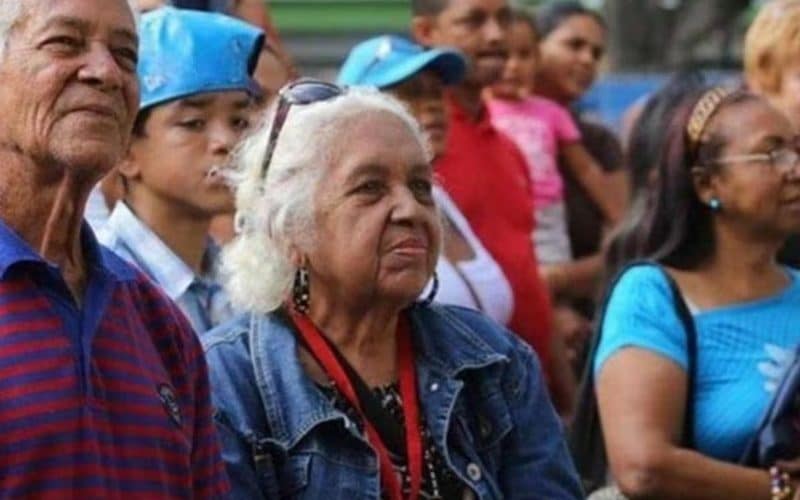 Jubilados venezolanos reciben aumento en el bono Contra la Guerra Económica
